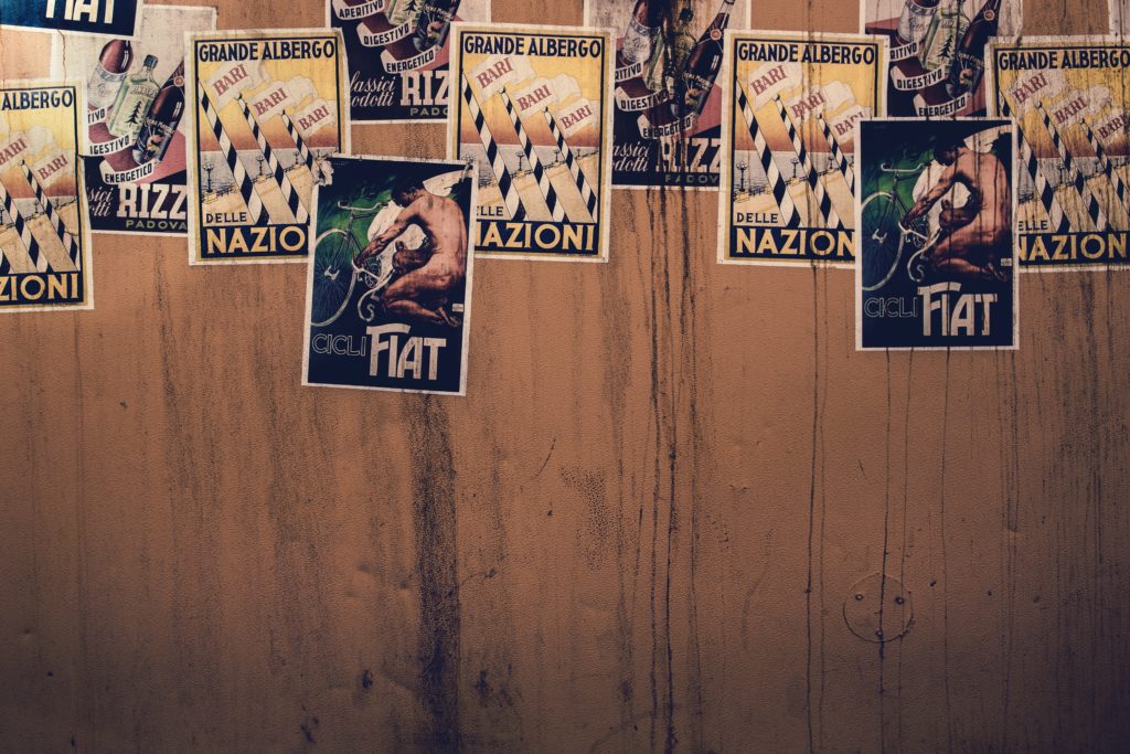壁に貼られた複数のポスター
